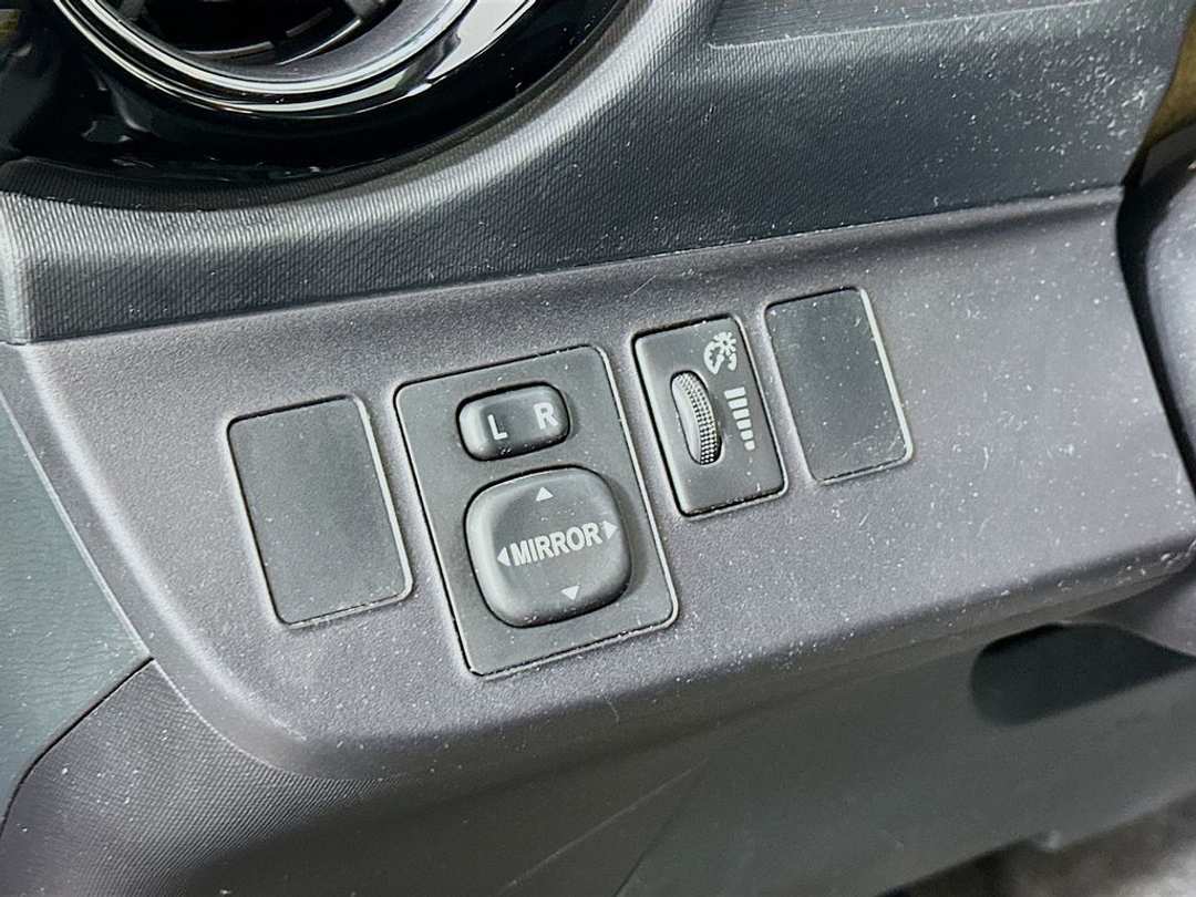 2015 Toyota Prius C - Image 11