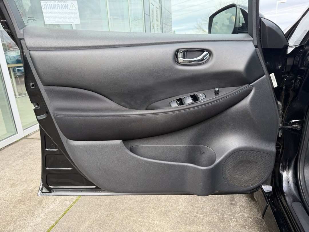 2019 Nissan LEAF SV - Image 11