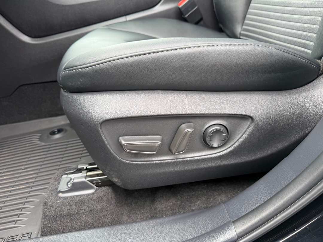 2025 Toyota Highlander XSE - Image 14