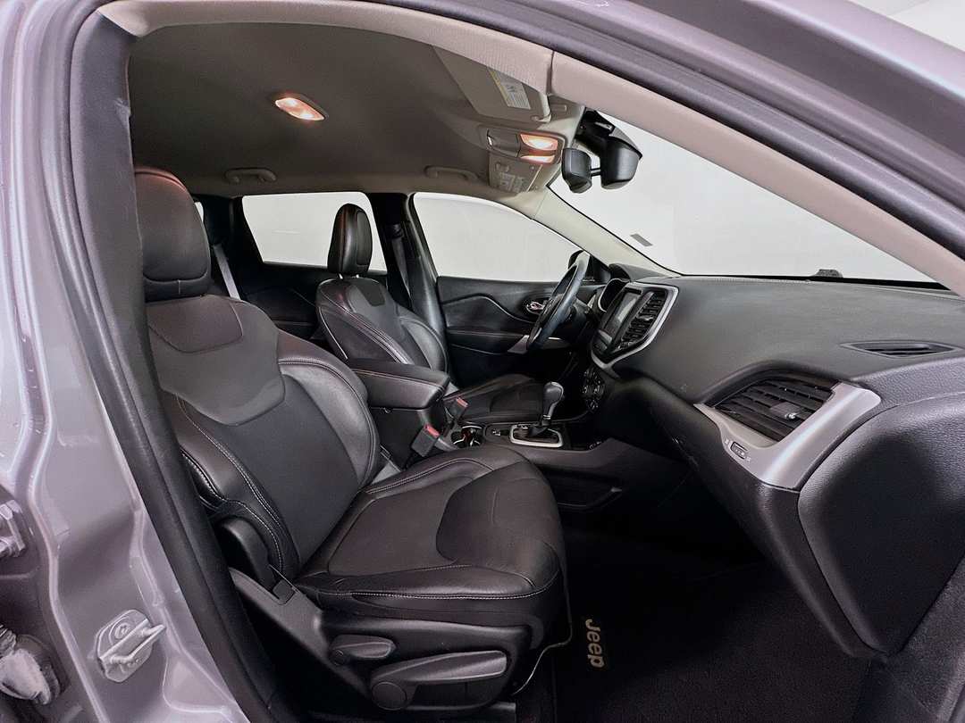 2018 Jeep Cherokee Latitude Plus - Image 27