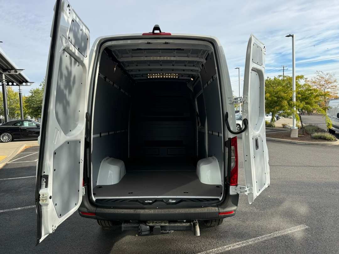2024 Mercedes-Benz Sprinter 3500 Cargo 144 WB - Image 8
