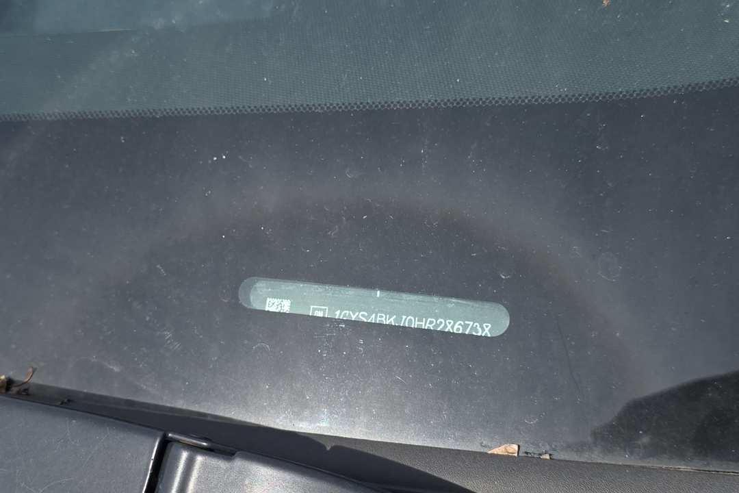 2017 Cadillac Escalade Luxury - Image 2