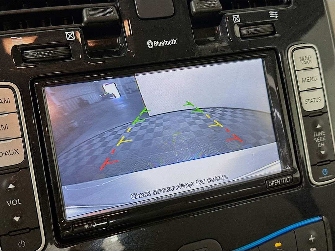 2011 Nissan LEAF SL - Image 15