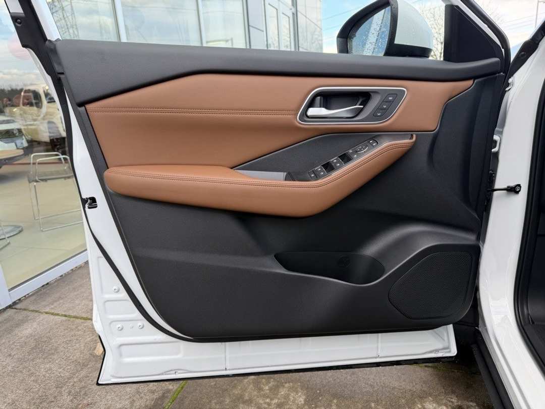 2026 Nissan Rogue Platinum - Image 11