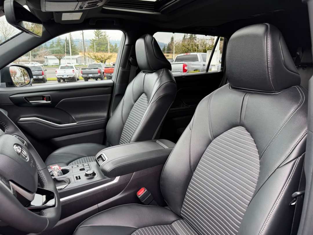 2025 Toyota Highlander XSE - Image 15