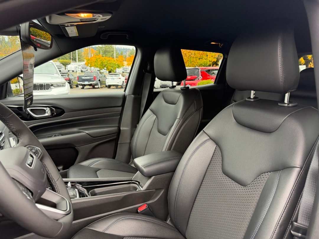 2026 Jeep Compass Latitude - Image 14