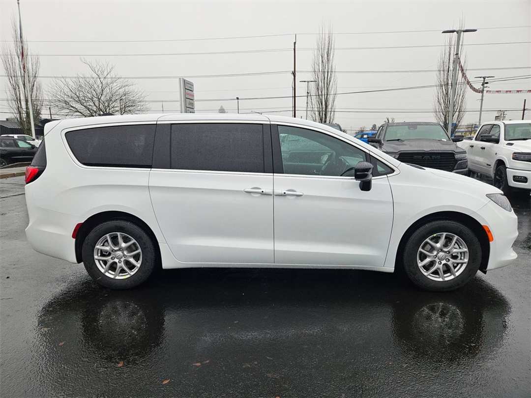 2026 Chrysler Voyager LX - Image 7