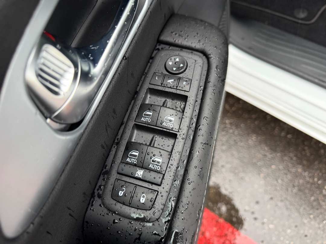 2026 Chrysler Pacifica Limited - Image 13