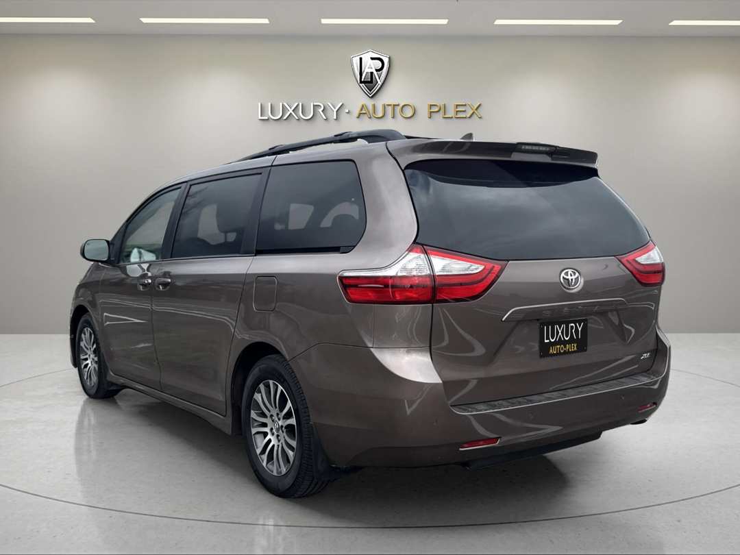 2018 Toyota Sienna XLE MINI LOADED DVD MOON ROOF LOW MILES - Image 3