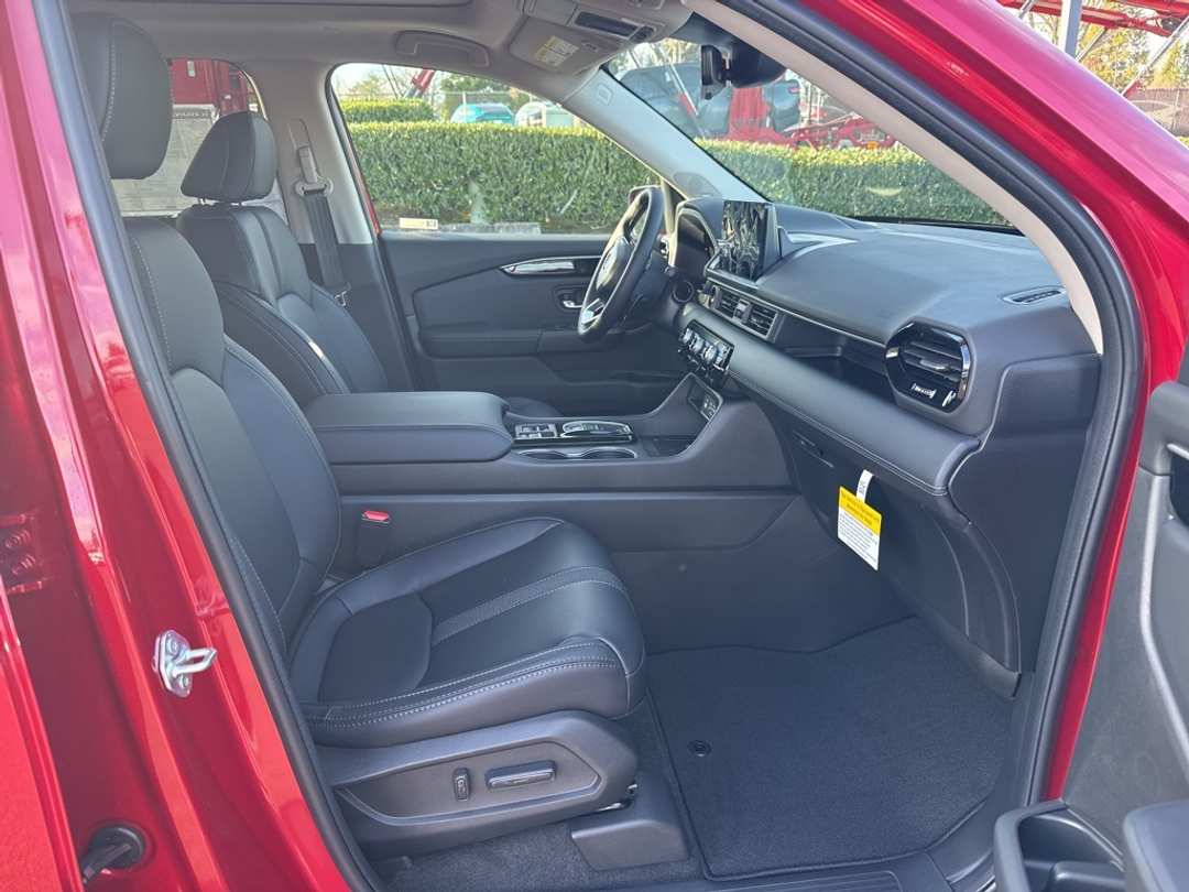 2025 Honda Pilot Touring - Image 19