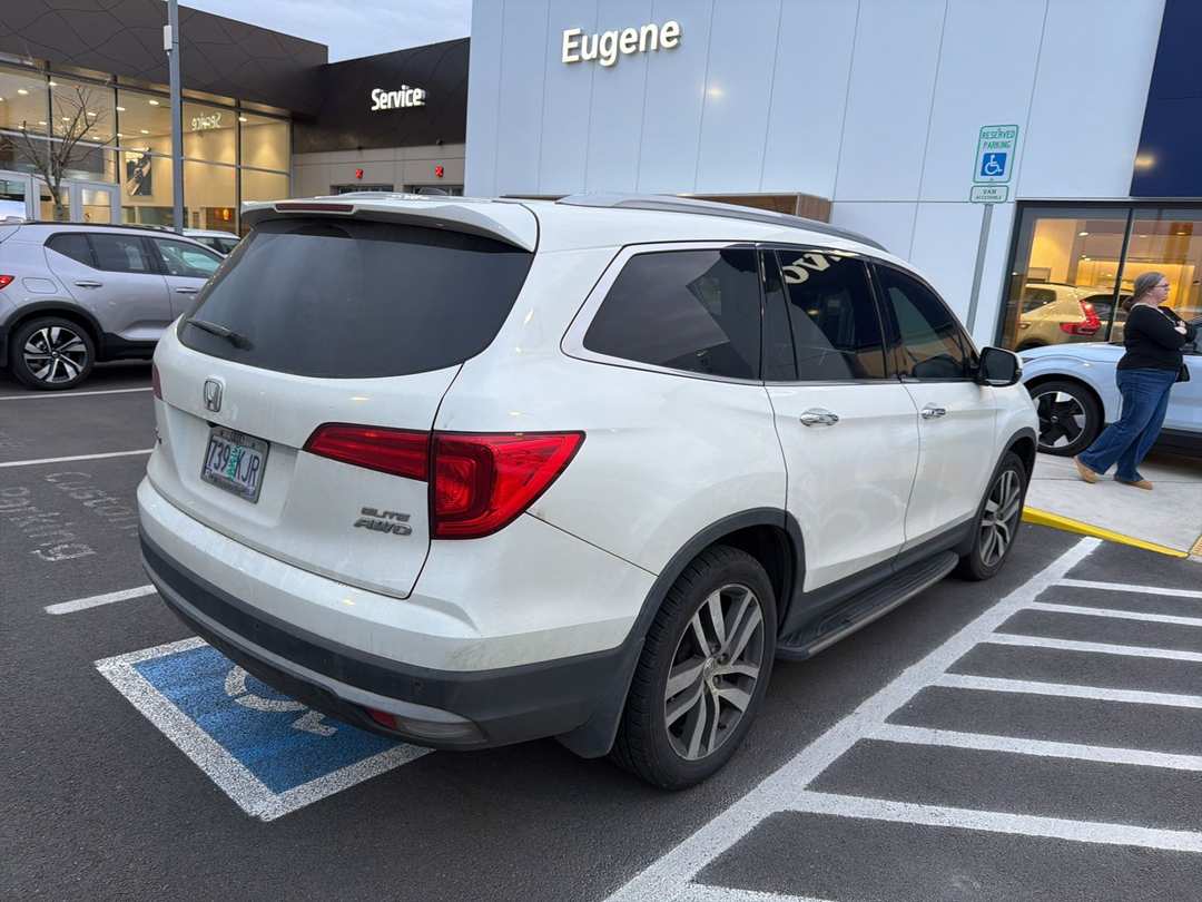 2017 Honda Pilot Elite - Image 3