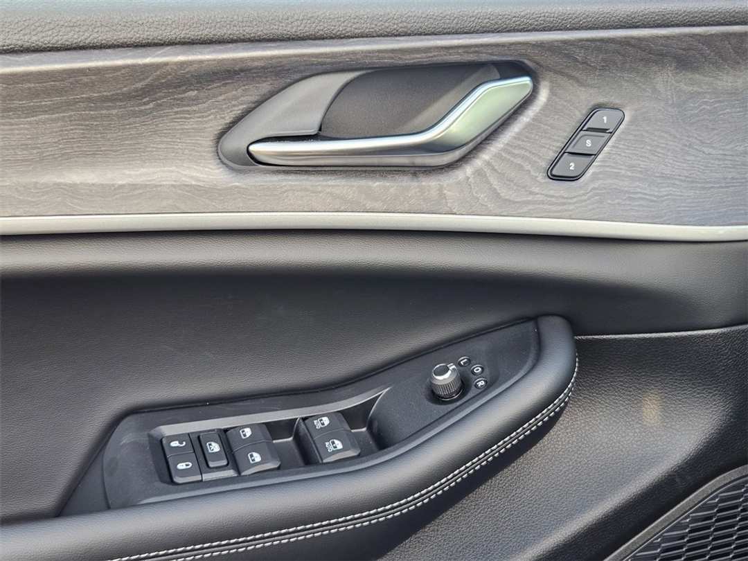 2025 Jeep Grand Cherokee Limited - Image 11