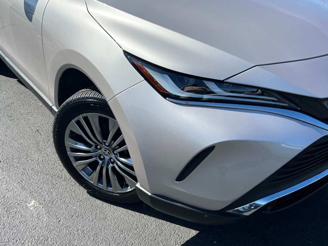 2022 Toyota Venza XLE - Image 2