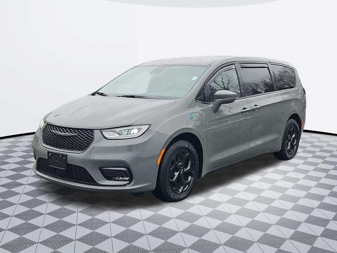 2022 Chrysler Pacifica Touring L - Image 2