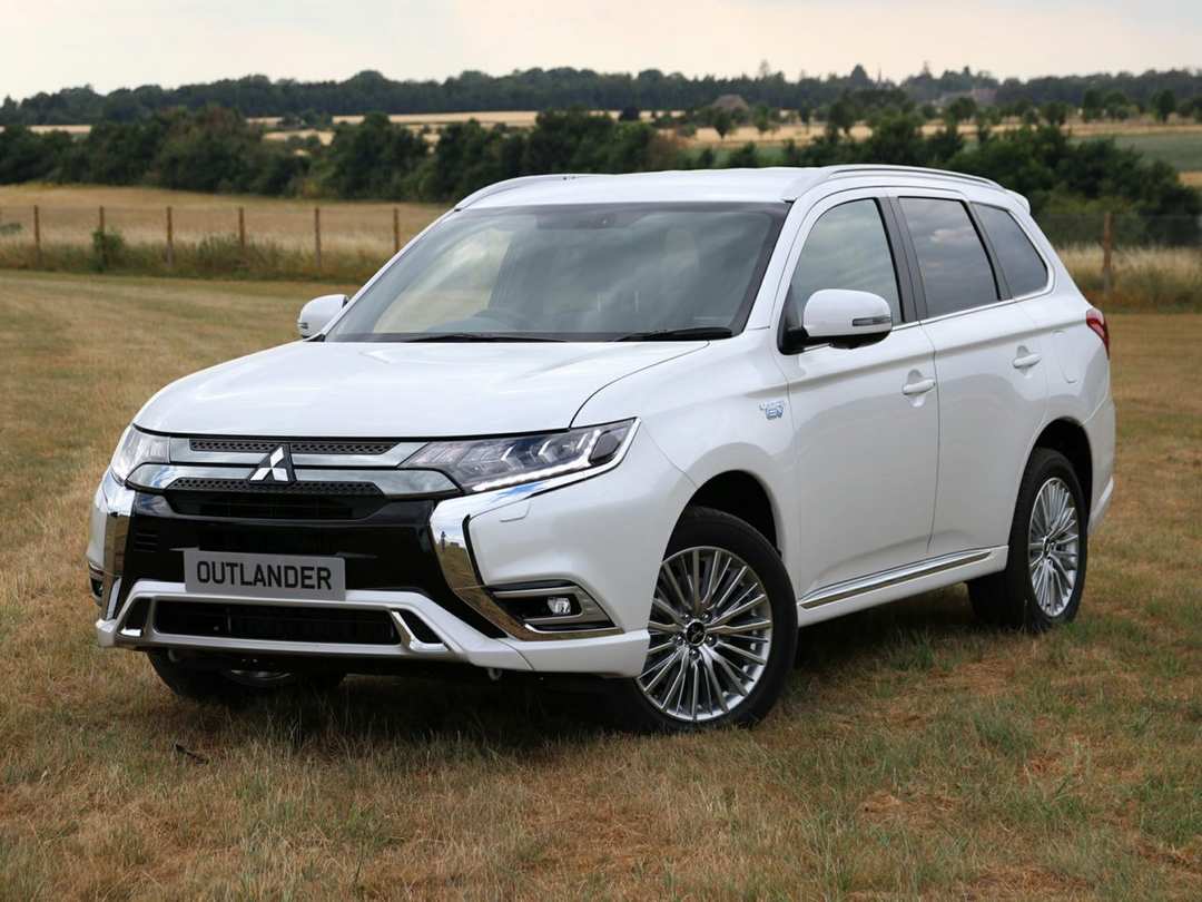 2022 Mitsubishi Outlander - Image 2