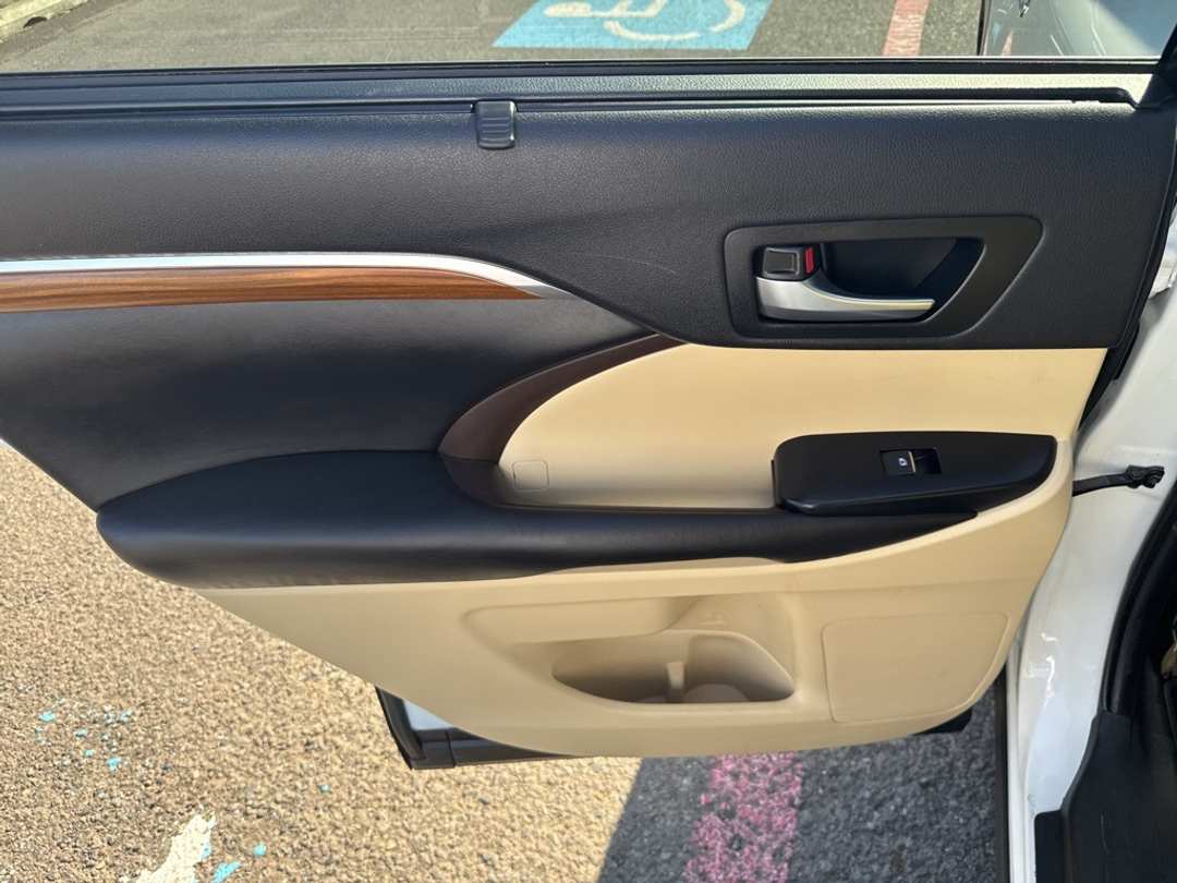 2019 Toyota Highlander - Image 25