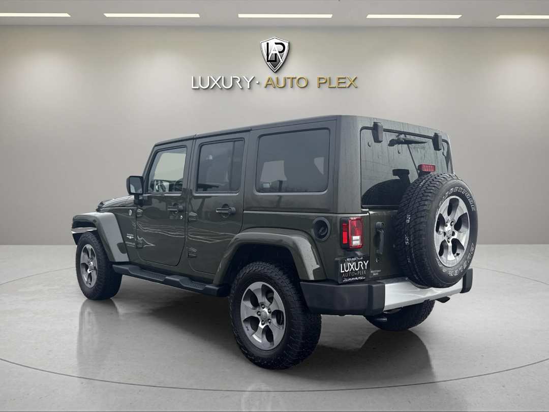 2015 Jeep Wrangler UNLIMITED SAHARA LEATHER ONLY 69,000 MILES - Image 3