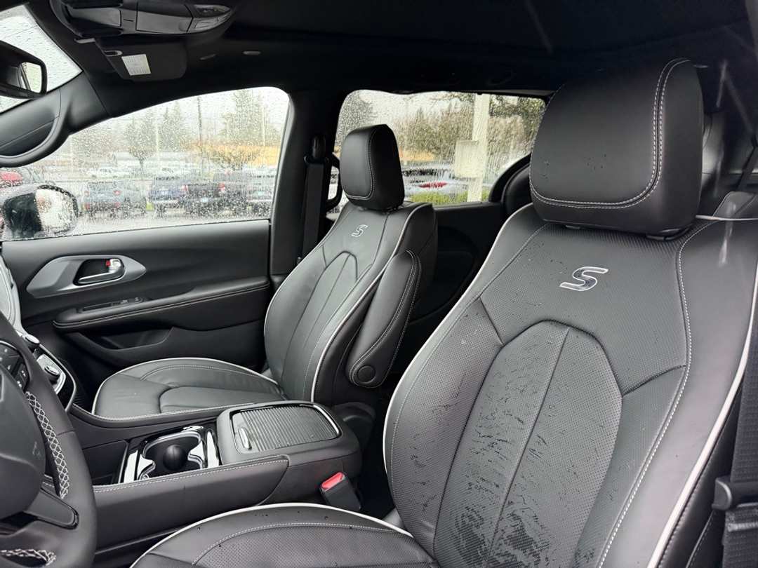2026 Chrysler Pacifica Limited - Image 16