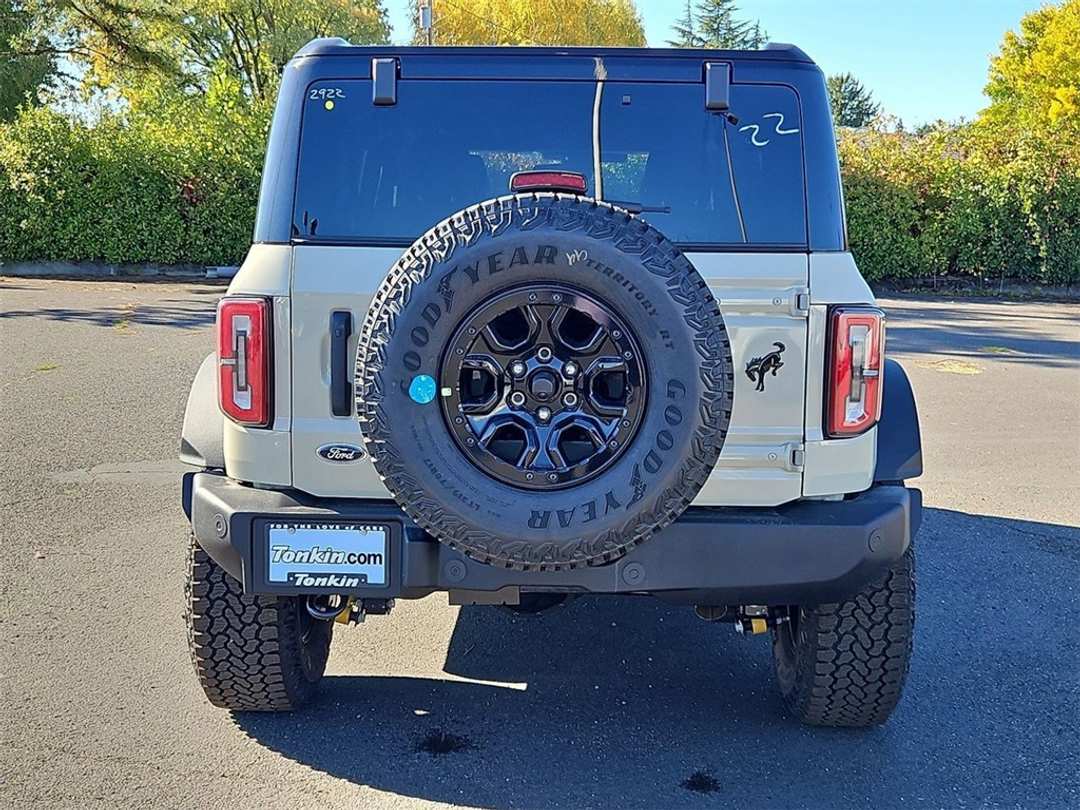 2025 Ford Bronco Outer Banks - Image 4