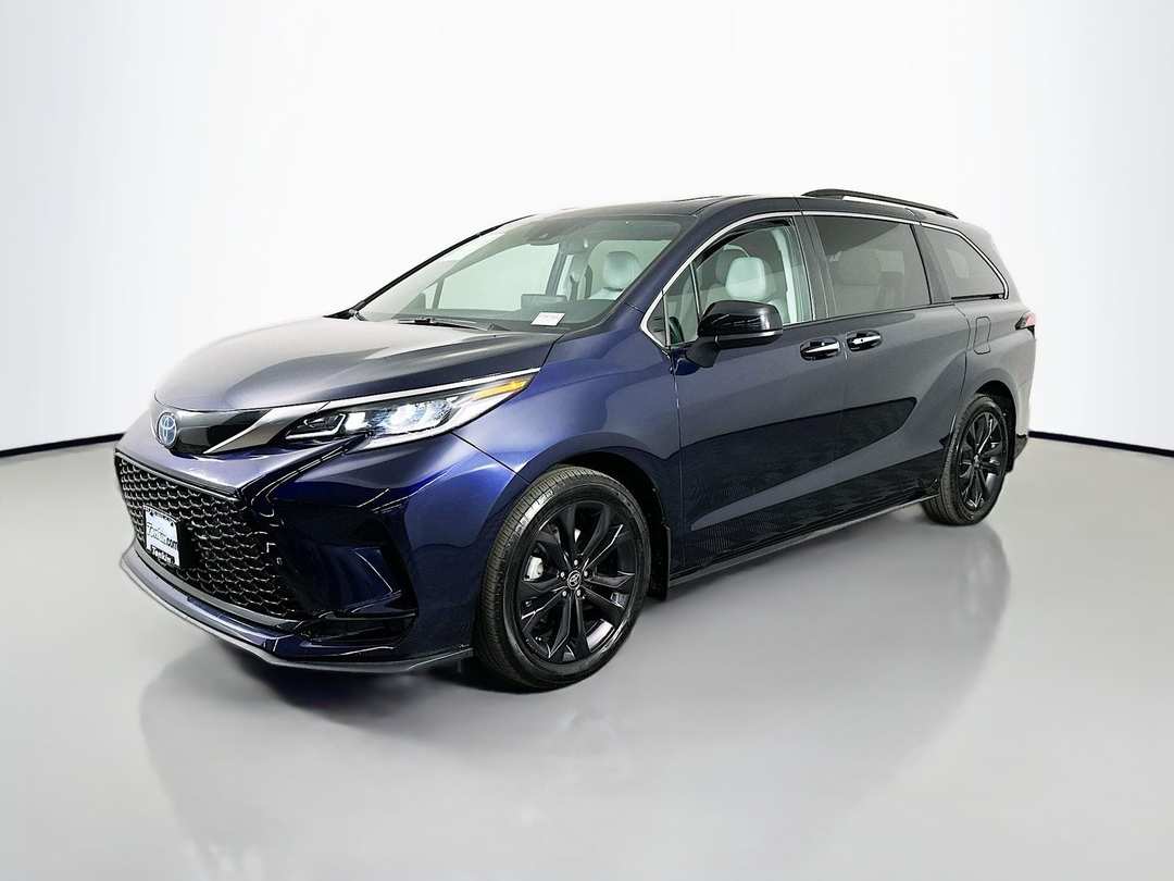 2022 Toyota Sienna XSE - Image 3