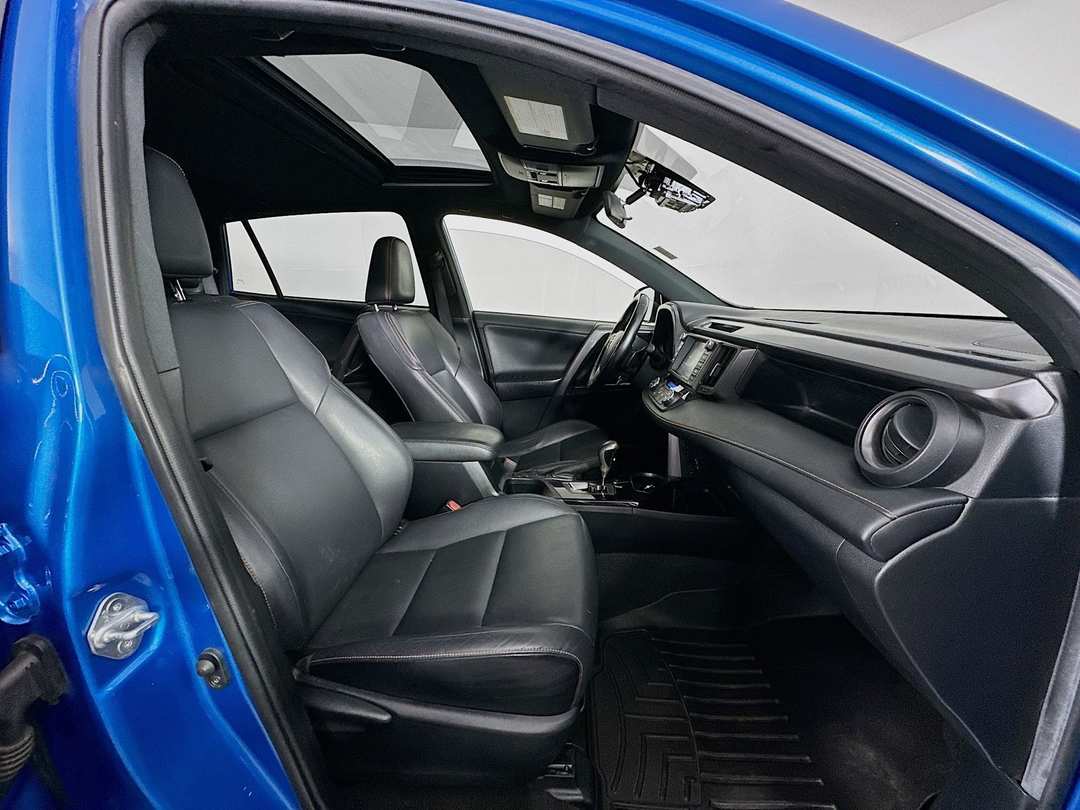 2016 Toyota Rav4 SE - Image 28