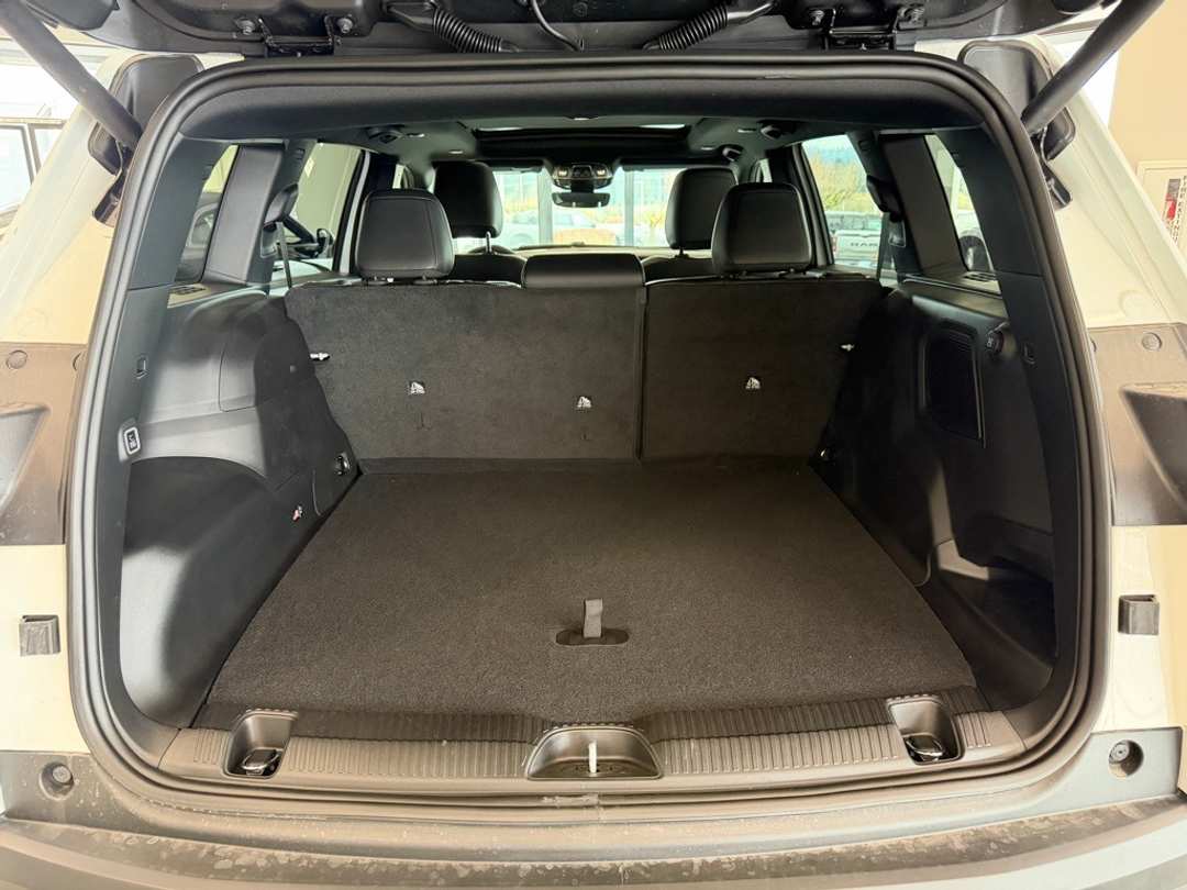 2026 Jeep Cherokee Overland - Image 12