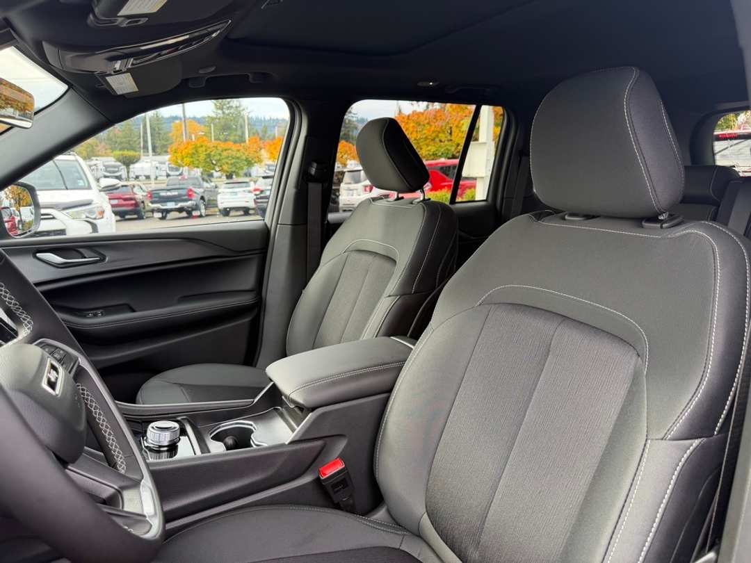 2025 Jeep Grand Cherokee Laredo X - Image 16