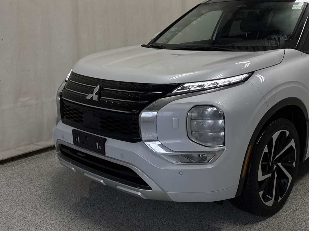 2024 Mitsubishi Outlander GT - Image 3
