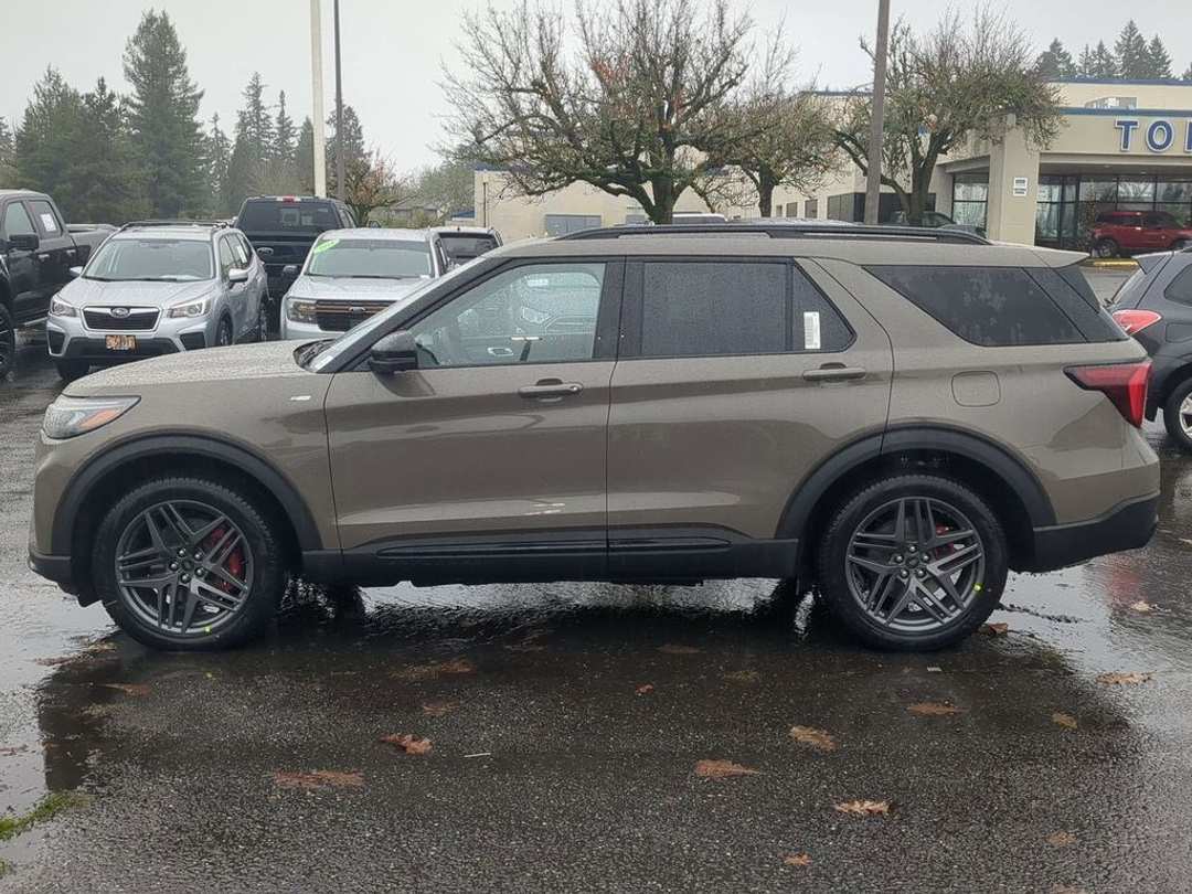 2026 Ford Explorer STLine - Image 2