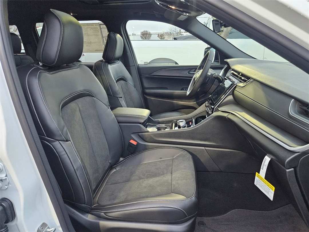 2025 Jeep Grand Cherokee Altitude X - Image 35