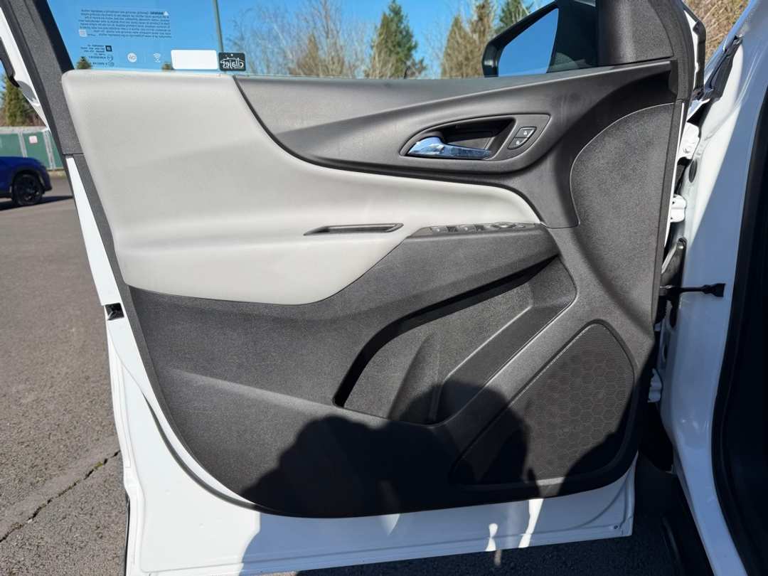 2020 Chevrolet Equinox LS - Image 12