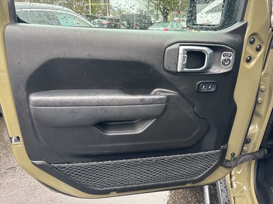 2025 Jeep Wrangler Rubicon - Image 17