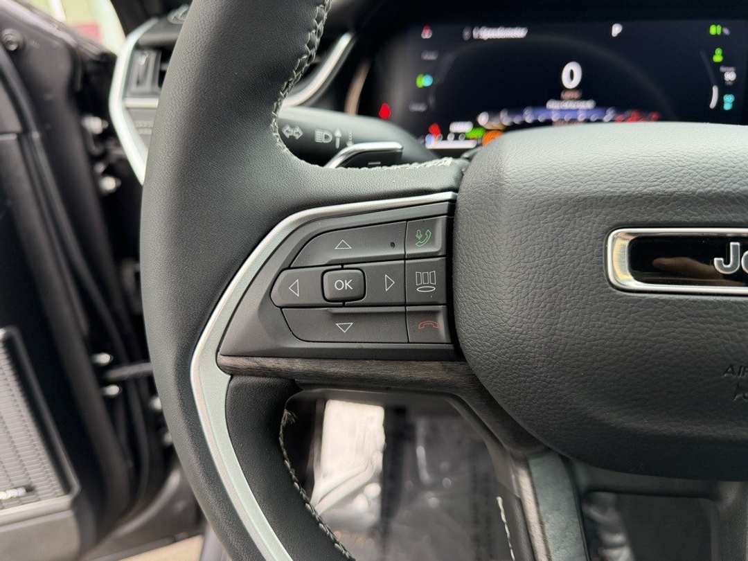 2025 Jeep Grand Cherokee 4xe - Image 17