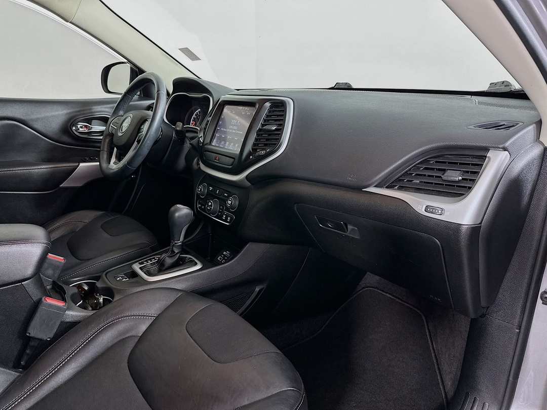 2018 Jeep Cherokee Latitude Plus - Image 28