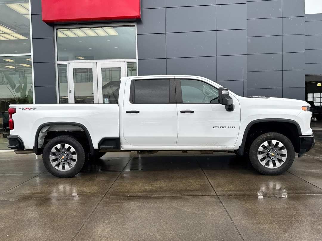 2024 Chevrolet Silverado 2500Hd Custom - Image 2
