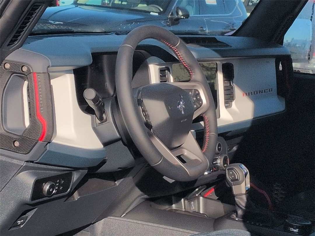 2025 Ford Bronco Heritage Edition - Image 11
