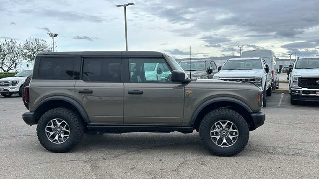 2025 Ford Bronco Badlands - Image 2