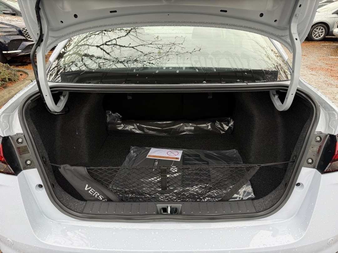 2025 Nissan Versa 1.6 SR - Image 10