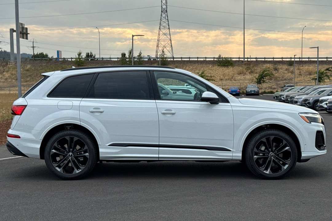 2025 Audi Q7 55 Premium Plus - Image 2