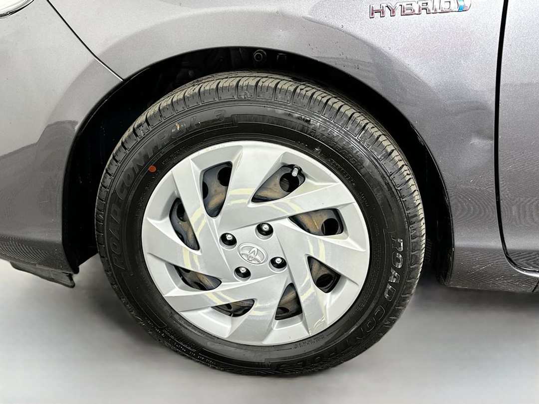 2015 Toyota Prius C - Image 29