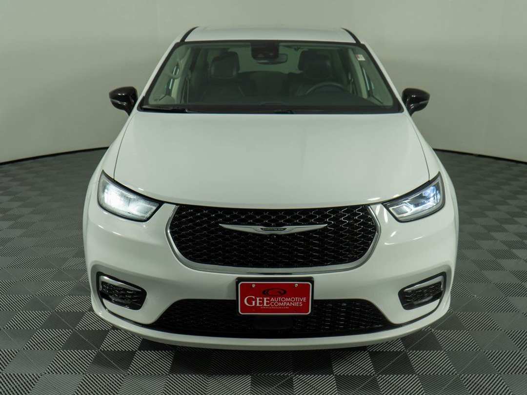 2024 Chrysler Pacifica Select - Image 2