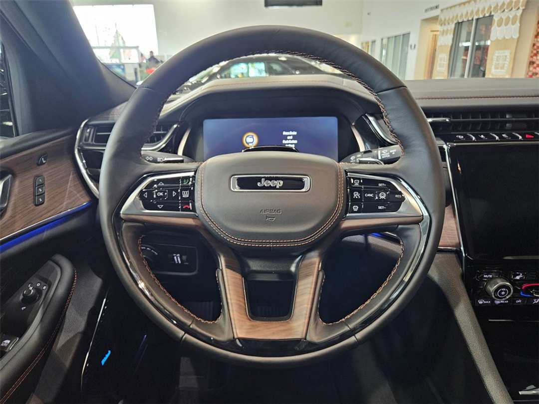 2025 Jeep Grand Cherokee Summit - Image 15