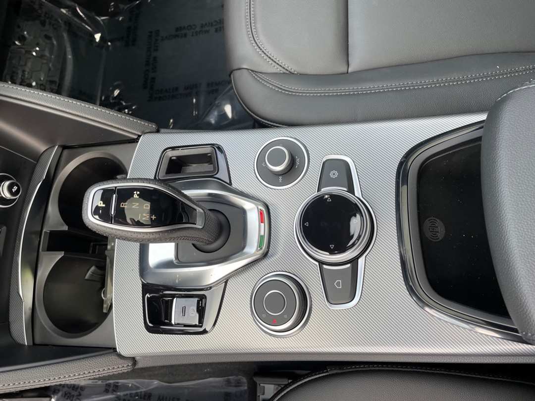 2024 Alfa Romeo Stelvio Ti - Image 18