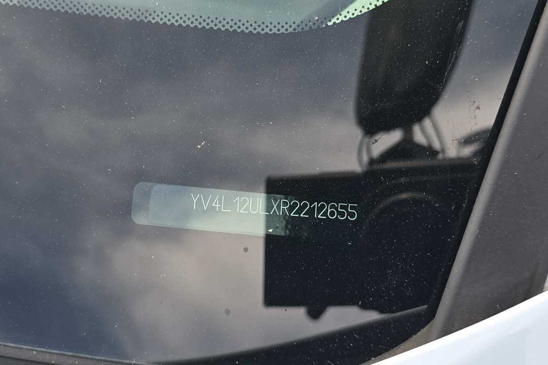 2024 Volvo Xc40 B5 Plus Dark Theme - Image 2