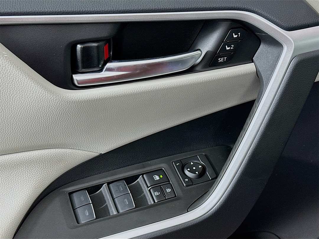 2025 Toyota Rav4 XLE Premium - Image 18