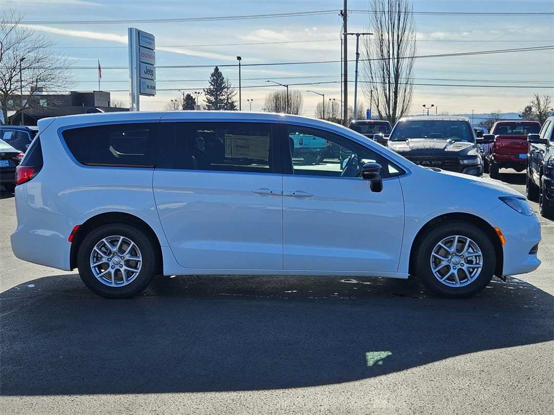 2026 Chrysler Voyager LX - Image 7