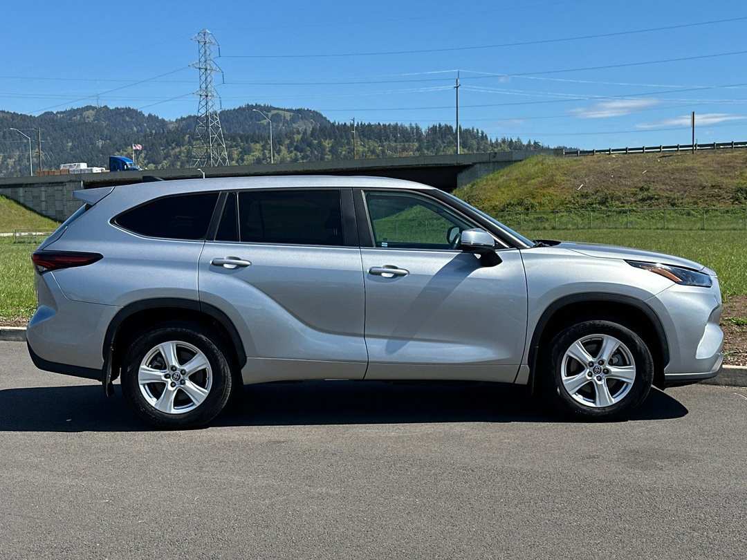 2024 Toyota Highlander LE - Image 2