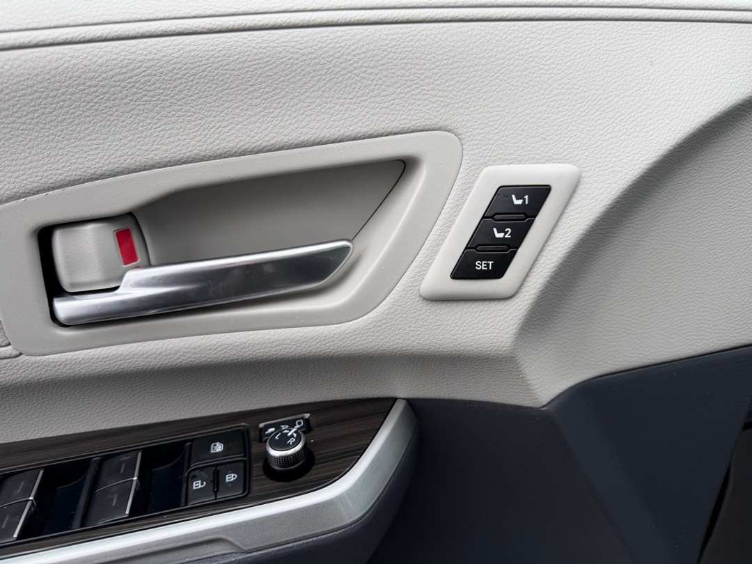 2024 Toyota Sienna Limited - Image 13