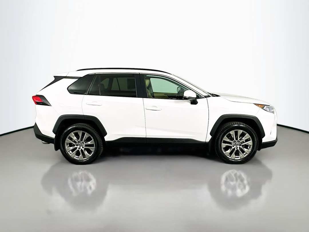 2020 Toyota Rav4 XLE Premium - Image 9