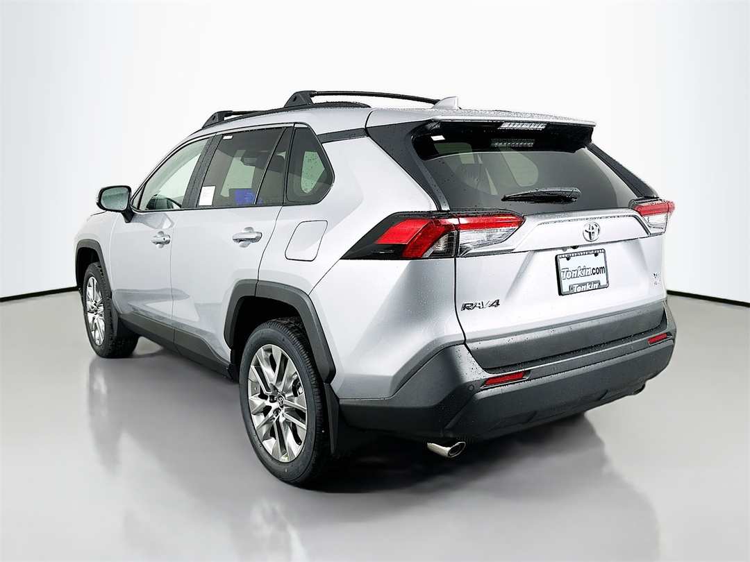 2025 Toyota Rav4 XLE Premium - Image 5